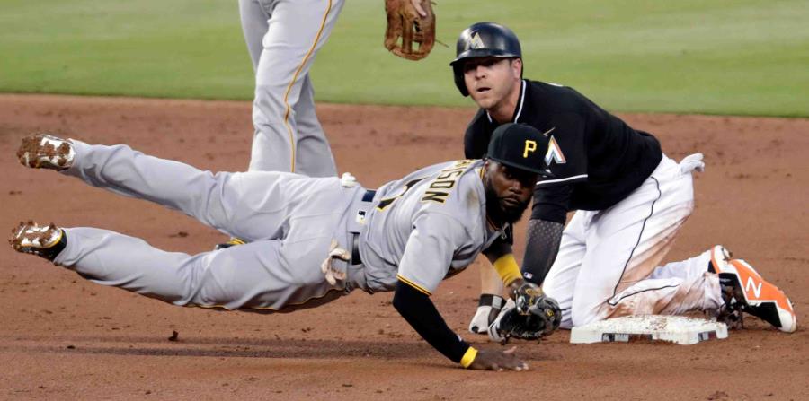 JB Shuck (derecha) de los Marlins de Miami es sacado out mientras el segunda base Josh Harrison de los Piratas de Pittsburgh tira a primera base. (horizontal-x3)