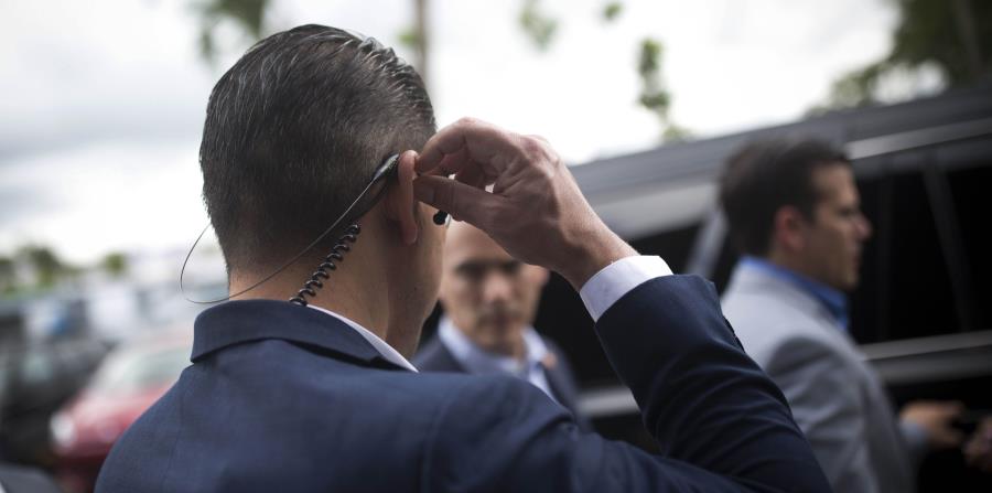 El gobernador Ricardo Rosselló es protegido por dos miembros de su escolta. (GFR Media) (horizontal-x3)