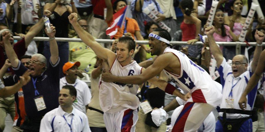 José Juan Barea levanta el puño y comienza a celebrar tras su triplete de oro en Cartagena 2006. (GFR Media) (horizontal-x3)