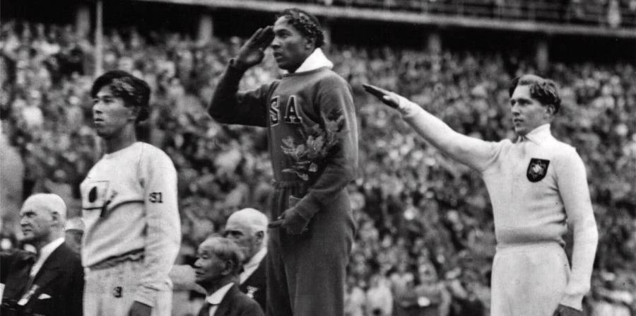 El estadounidense Jesse Owens (centro) venció al alemán Lutz Long (derecha) en las Olimpíadas de Berlín 1936, usadas por Adolfo Hitler para mostrar al mundo los logros de la Alemania nazi (horizontal-x3)
