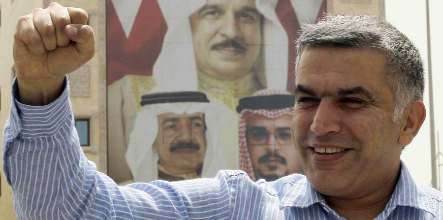 el activista de derechos humanos Nabeel Rajab gesticula a la salida de una comisaría en Manama, Bahrein. (horizontal-x3)