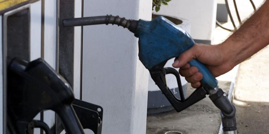 Un hombre despacha gasolina a su auto. El precio de este combustible ha registrado un aumento gradual en las últimas semanas y se espera que siga en incremento ante la llegada del verano. (GFR Media) (horizontal-x3)