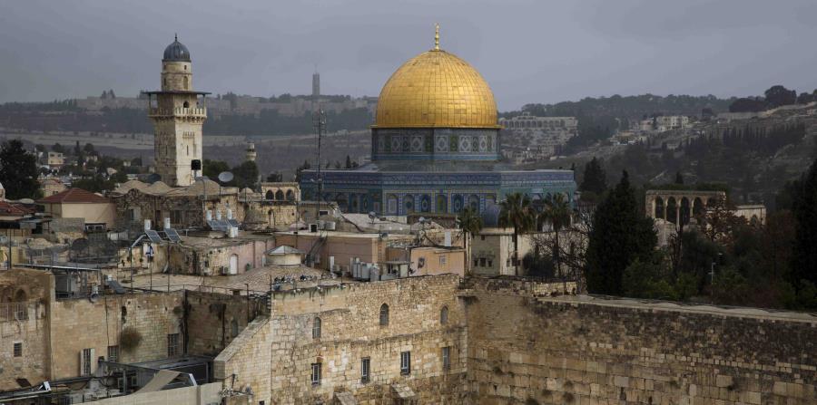 Una vista del Muro Occidental y la Cúpula de la Roca, dos de los lugares más sagrados para judíos y musulmanes, en el Barrio Viejo de Jerusalén (horizontal-x3)