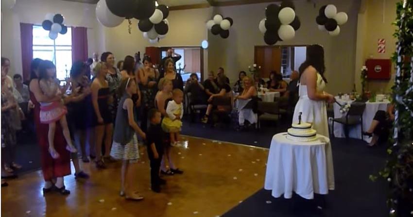 Deja caer a su hermanita para atrapar ramo de novia (horizontal-x3)