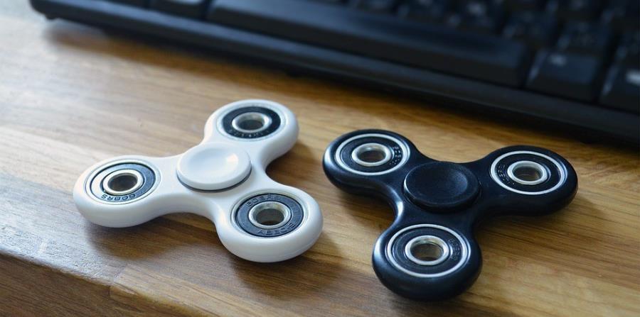 En el caso de los “fidget spinners”, WATCH alerta que los pequeños trompos contienen partes pequeñas que pueden causar asfixia. (horizontal-x3)