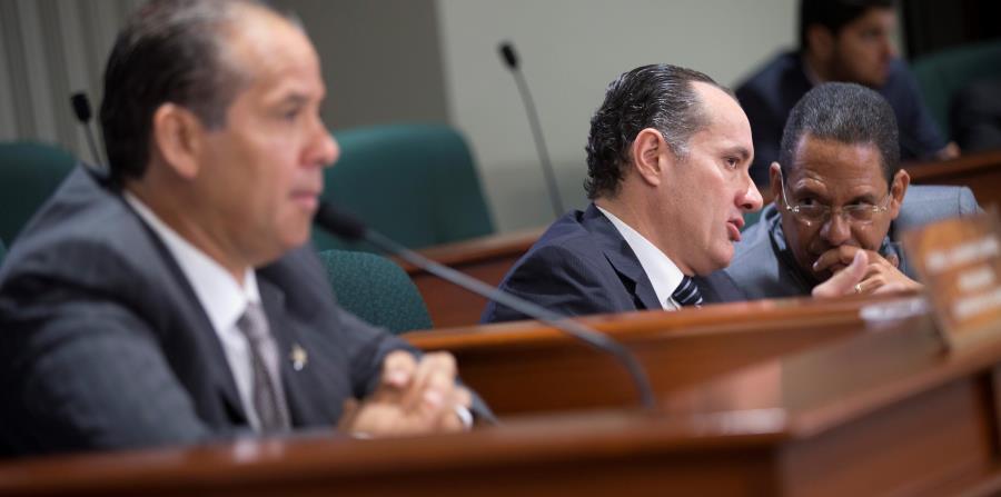 El representante Antonio Soto (centro) descartó que el impuesto a la mercancía almacenada se cobre en la venta pues sería como un alza al IVU. (horizontal-x3)