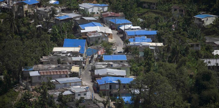 Vista aérea del pasado marzo desde Utuado donde se ven varias casas con los toldos azules. (GFR Media) (horizontal-x3)