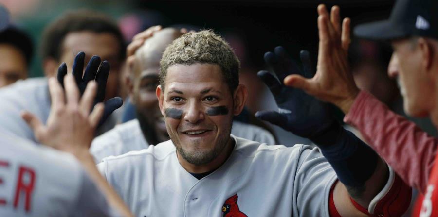 Yadier Molina hizo tres viajes a la caja de bateo y conectó dos veces. (horizontal-x3)