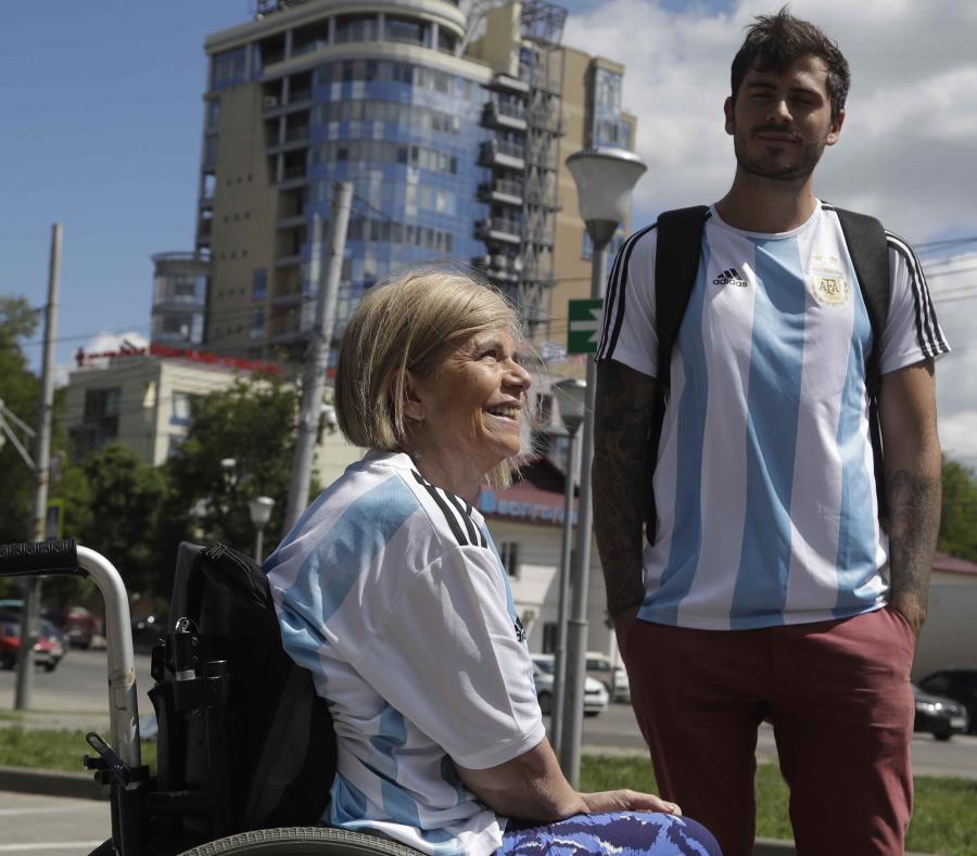 Los hinchas argentinos Nora Espector (izquierda) y su hijo Emil Davisson, (AP) (semisquare-x3)