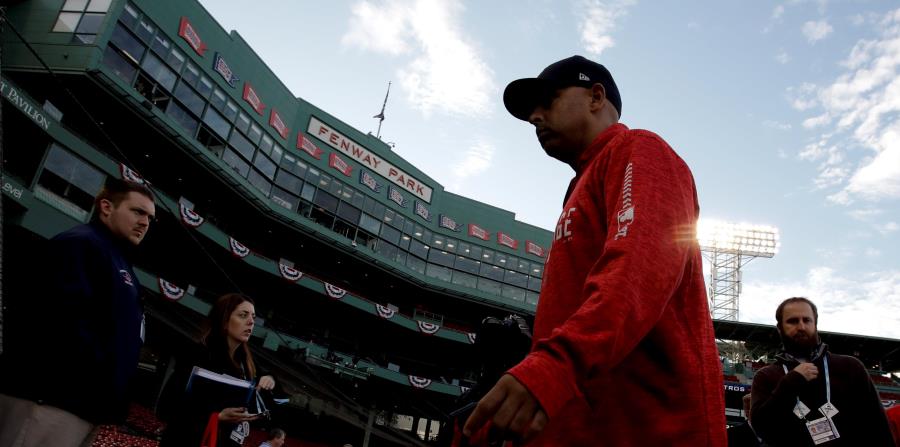 Su habilidad de comunicación con sus jugadores ha sido crucial para que los Medias Rojas de Alex Cora hayan llegado tan lejos. (AP / Charles Krupa) (horizontal-x3)
