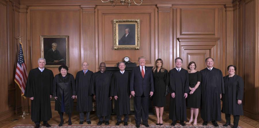 Trump junto al resto de los jueces del Tribunal Supremo.