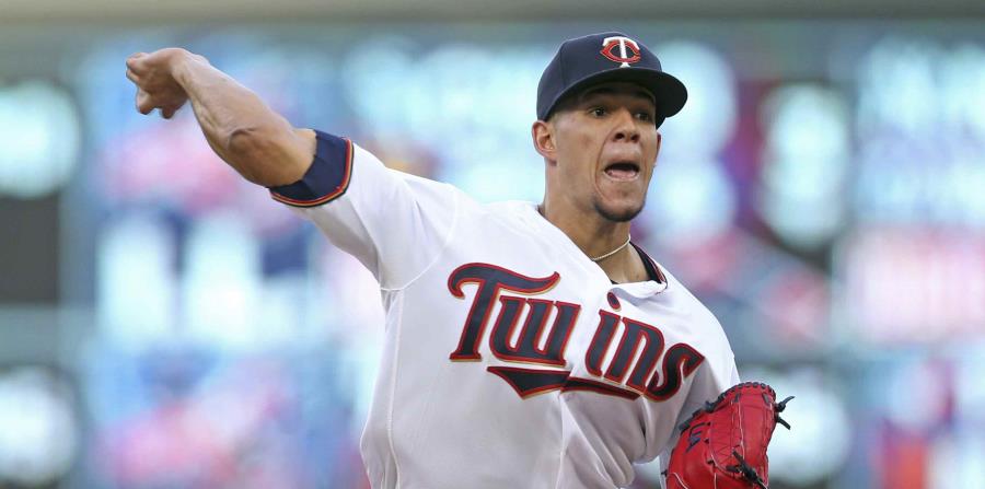 El puertorriqueño José Berríos, de los Mellizos de Minnesota, hace un pitcheo en el primer inning del juego ante los Cardenales de San Luis. (AP) (horizontal-x3)