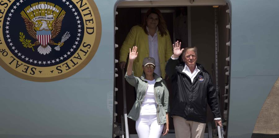La comisionado residente Jenniffer González sale del Air Force Once detrás del presidente Donald Trump y la primera dama Melania Trump. (GFR Media) (horizontal-x3)
