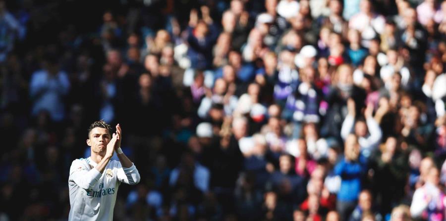 El delantero portugués Cristiano Ronaldo, del Real Madrid, aplaude a los hinchas al salir del encuentro de la liga española ante el Atlético de Madrid. (AP / Francisco Seco) (horizontal-x3)