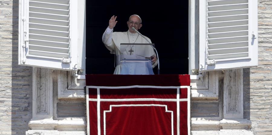 El papa Francisco en su balcón sobre la Plaza de San Pedro en el Vaticano. (horizontal-x3)