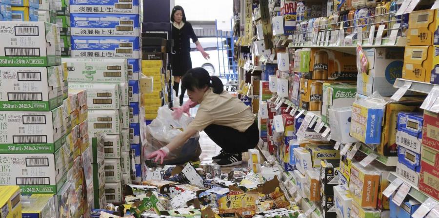 Latas y otros artículos sobre el pido de un supermercado luego de un terremoto en Hirakata, Osaka, (horizontal-x3)