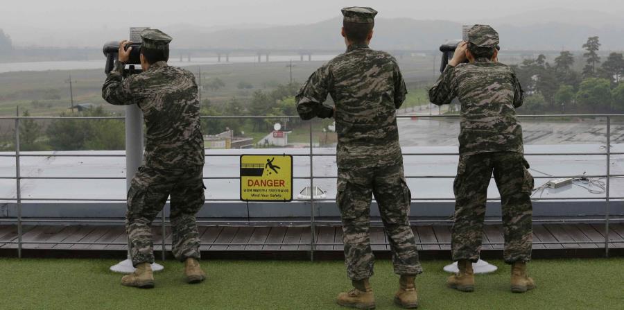Marines surcoreanos miran hacia Corea del Norte con prismáticos desde el Imjingak Pavilion, en Paju, cerca de la localidad fronteriza de Panmunjom, en Corea del Sur, (horizontal-x3)