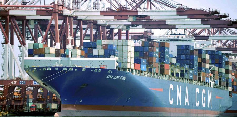 un barco con contenedores de mercancía, atracado en un puerto en Qingdao, en la provincia de Shandong, en el este de China. (Chinatopix vía AP) (horizontal-x3)