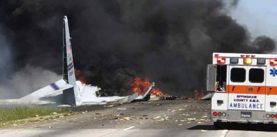 Las nueve personas dentro del avión de carga C-130 Hercules perecieron en el accidente. (AP / James Lavine) (horizontal-x3)