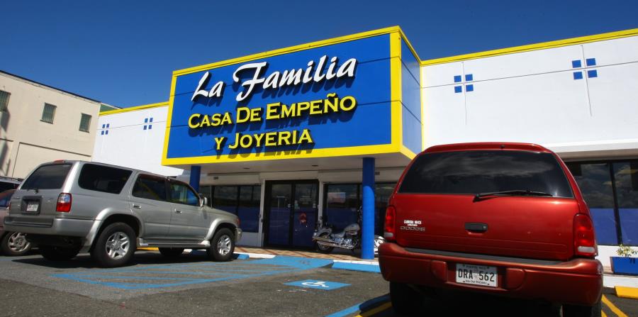 Casa de empeño La Familia justifica la apertura de sus tiendas hoy | El