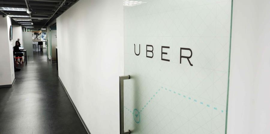 Logo de Uber en una puerta acristalada de la sede de la compañía en Taipei (Taiwán) (horizontal-x3)