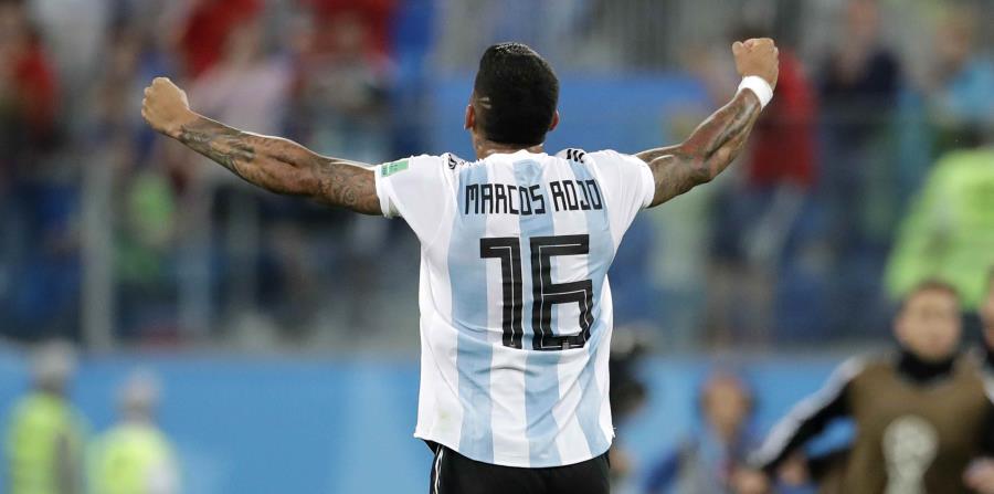 Marcos Rojo celebra el gol de la victoria ante Nigeria. (AP) (horizontal-x3)