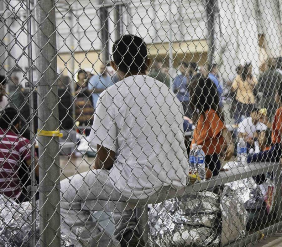Varias personas están en un centro de detención de McAllen, Texas. (semisquare-x3)