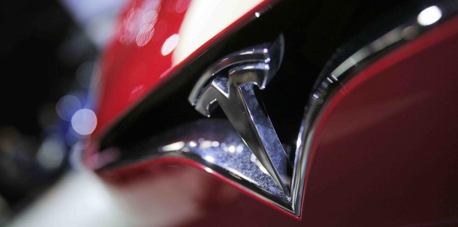 Un hombre culpa al sistema de autopiloto por el choque de su Tesla (horizontal-x3)