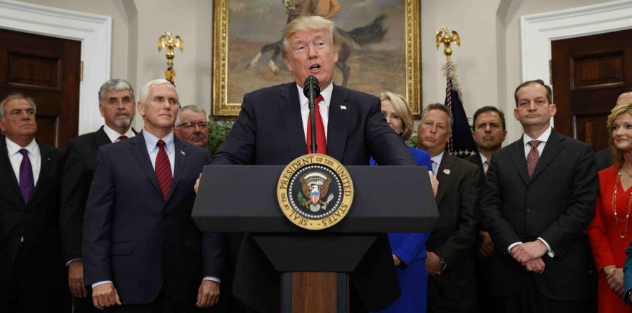Frustrado por los reveses que ha sufrido en el Congreso en torno a este tema, Trump decidió recurrir a una orden ejecutiva para llevar el debate sobre “revocar y reemplazar” el Obamacare a un punto en el que no haya otra opción que tomar una decisión al r (horizontal-x3)