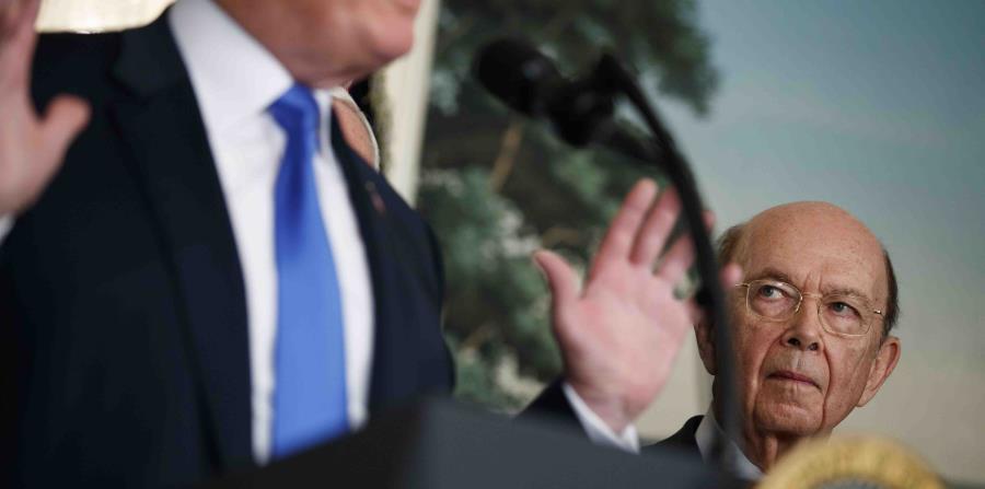 El secretario de Comercio, Wilbur Ross, escucha al presidente Donald Trump antes de firmar una iniciativa para imponer aranceles y restricciones de inversión a China. (AP) (horizontal-x3)