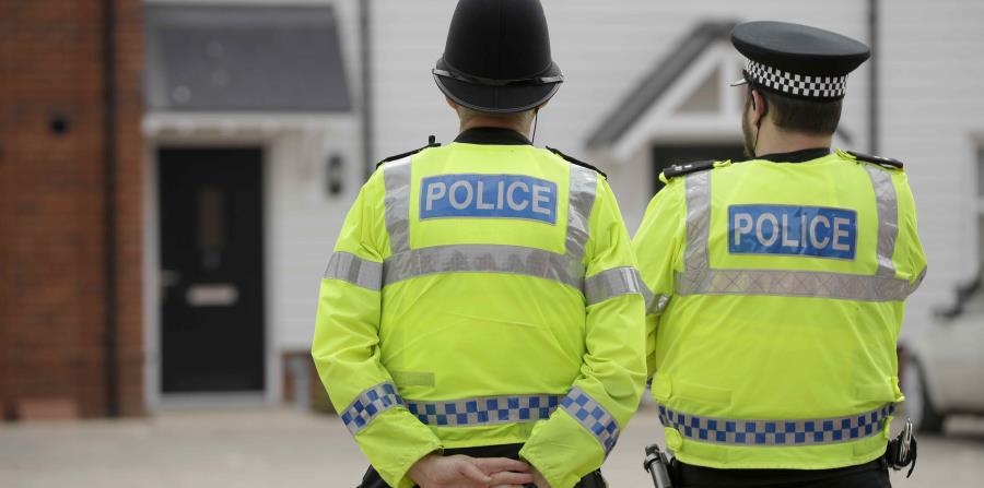 Agentes de policía británicos vigilan una residencia en Amesbury, Inglaterra. (AP) (horizontal-x3)