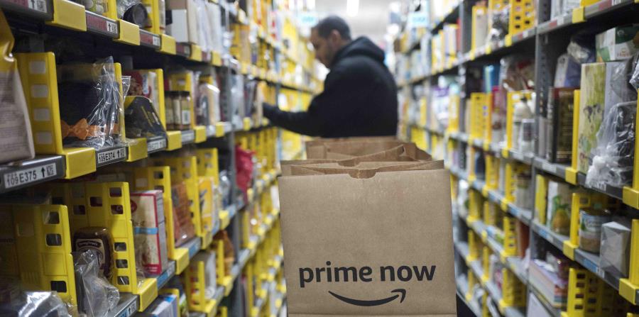 Un empleado trabaja en los almacenes de Amazon en Nueva York. (AP) (horizontal-x3)