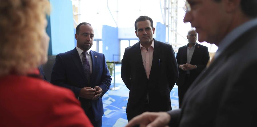 El gobernador Rosselló (derecha) y el director ejecutivo de APP, Omar Marrero participaron en el evento. (horizontal-x3)