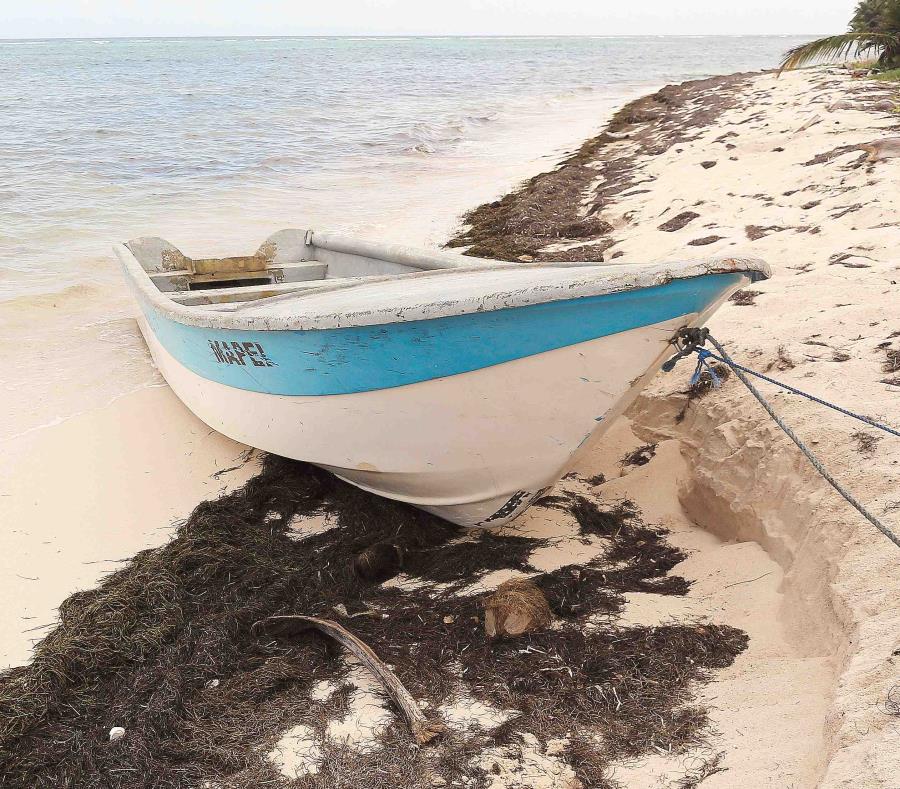 Una yola en una playa de la isla (semisquare-x3)