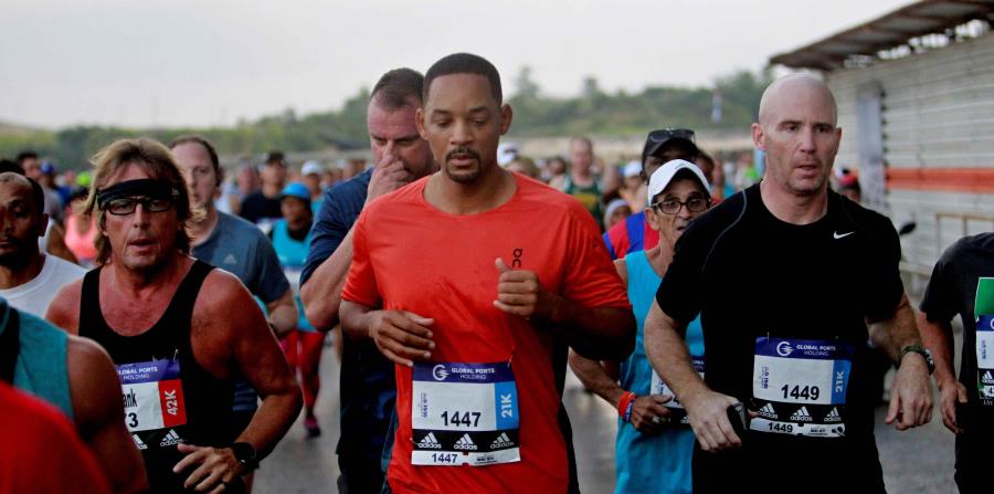 El actor estadounidense Will Smith (centro) participó en la carrera popular