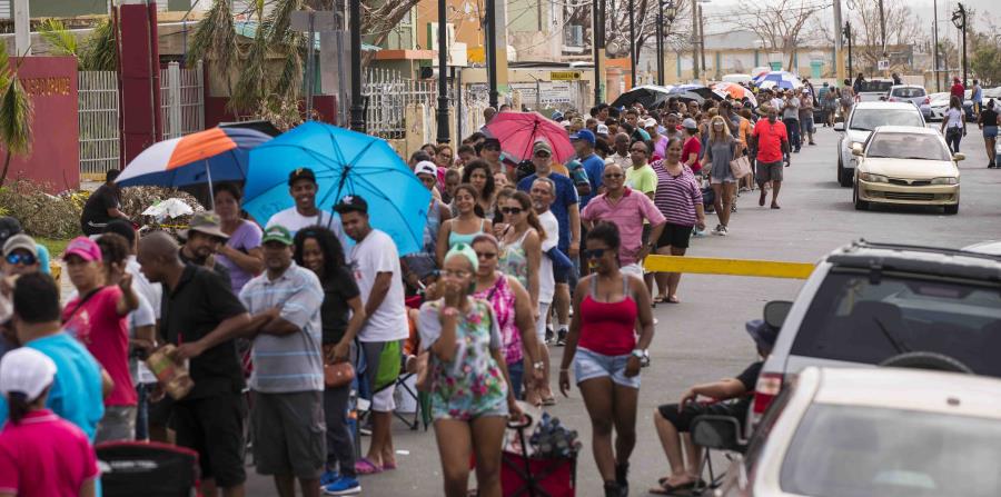 Tras el paso del huracán María, los ciudadanos hacían filas interminables para poder comprar hielo combustible y otros víveres. (GFR Media) (horizontal-x3)