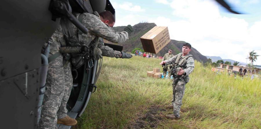 Oficiales de la Guardia Nacional repartiendo suministros tras el paso del huracán María (horizontal-x3)
