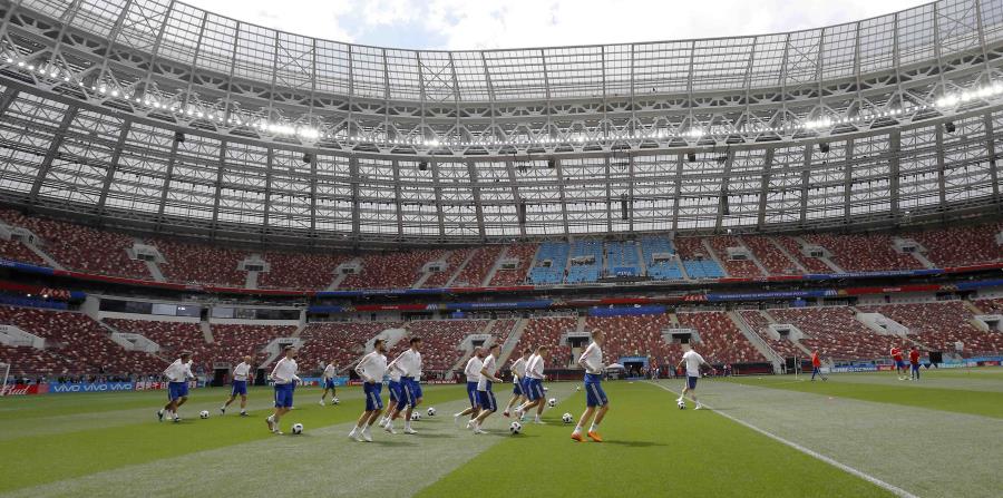 Los jugadores de Rusia entrenan ayer en el estadio Luzhniki de Moscú, sede del partido de apertura de esta mañana. (AP / Antonio Calanni) (horizontal-x3)
