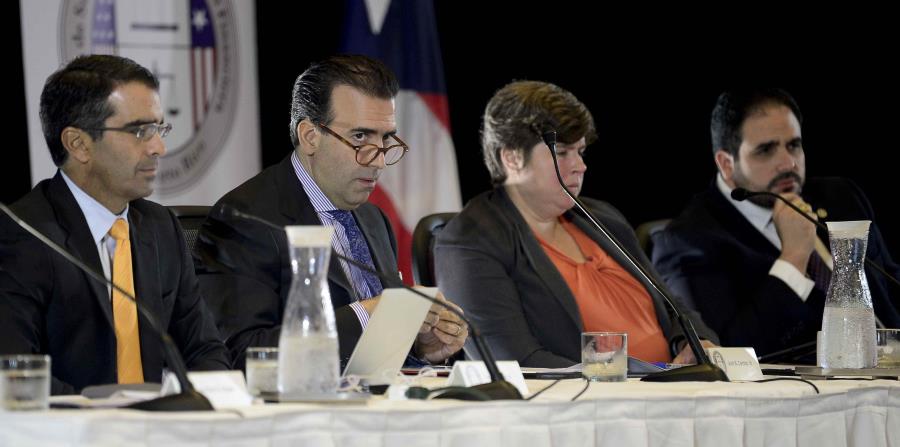 Los miembros de la Junta en una reunión el año pasado. (GFR Media) (horizontal-x3)