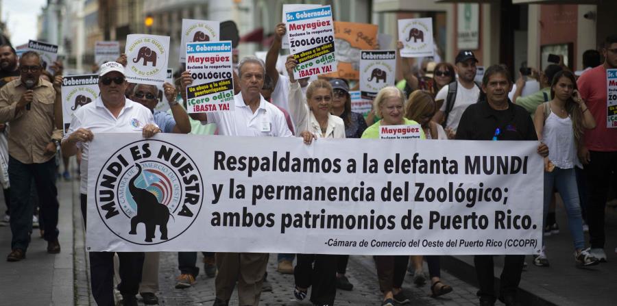 Una manifestación de decenas de personas llegaron esta mañana hasta la Fortaleza para exigir que no se traslade a Mundi y que se reabra el zoológico. (horizontal-x3)