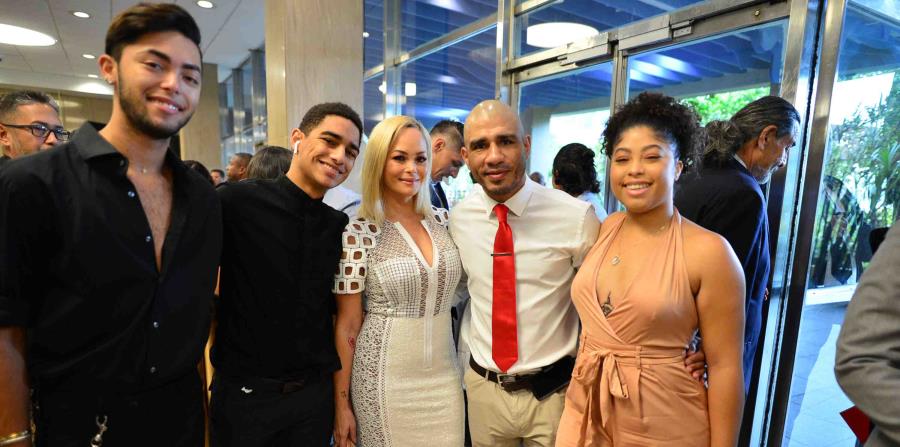 Miguel Cotto asistió ayer, domingo, a la Premiación Olímpica del Copur junto con toda su familia. (horizontal-x3)