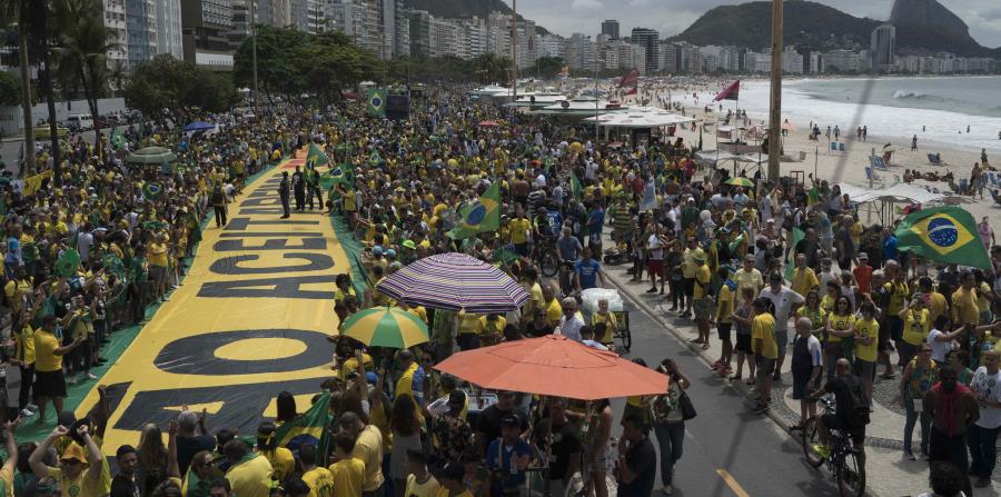 Miles de personas asisten al acto de campaña del candidato presidencial ultraderechista Jair Bolsonaro en Río de Janeiro, Brasil. (AP / Leo Correa) (horizontal-x3)