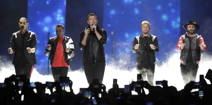 Kevin Richardson, Howie Dorough, Nick Carter, Brian Littrell y AJ McLean durante una presentación en junio en Nashville. (AP) (horizontal-x3)