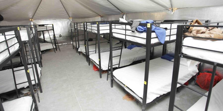 Esta foto sin fecha proveída por el Departamento de Salud y Servicios Humanos de Estados Unidos muestra el interior de una instalación para niños inmigrantes separados de sus padres en Tornillo, Texas. (horizontal-x3)