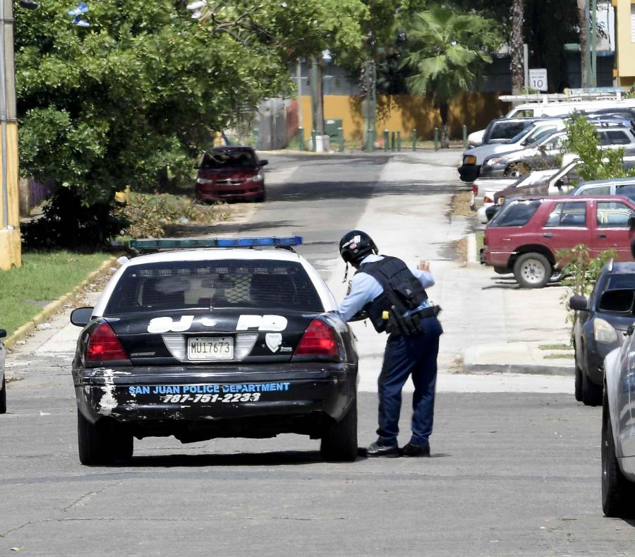 Los agentes adscritos al Precinto de Hato Rey este se encuentran en el lugar. (GFR Media) (semisquare-x3)