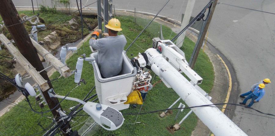 Empleados de la AEE laboran para restablecer el servicio de energía en un sector de Culebra. (GFR Media) (horizontal-x3)