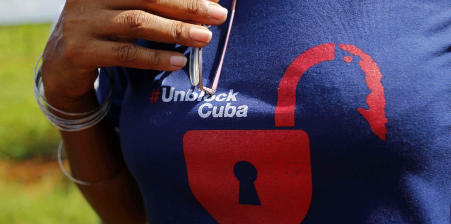 Una mujer viste una camisa con un mensaje contra el embargo de los Estados Unidos hacia Cuba cerca de La Habana. (AP / Desmond Boylan) (horizontal-x3)