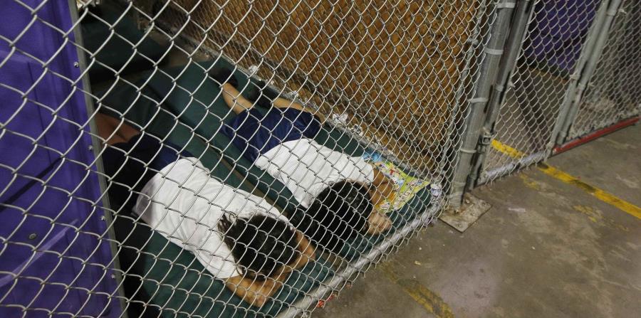 Dos personas duermen en el centro de detención de migrantes en Nogales, Arizona. (horizontal-x3)