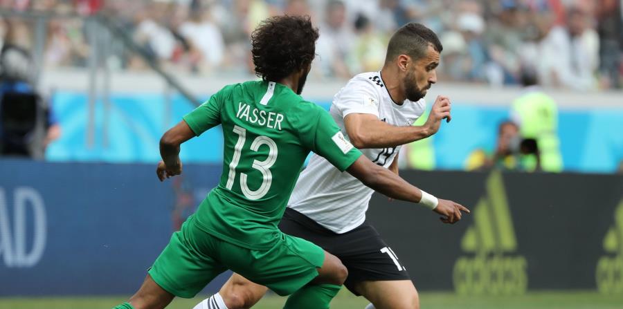 El jugador egipcio Abdallah Said, a la derecha, durante un juego del Mundial (horizontal-x3)
