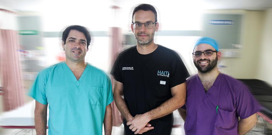 Los residentes Andrés Muñiz y Pablo Marrero, junto al doctor Humberto Guzmán (en el centro) harán su subespecialidad en ortopedia en Estados Unidos, pero confían regresar. (horizontal-x3)